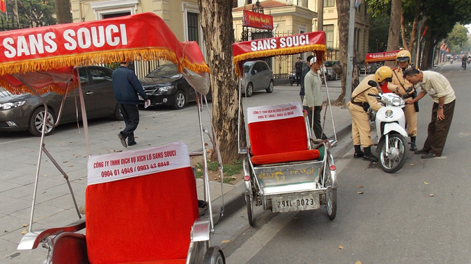 Xích lô vi phạm bị CSGT xử lý trên phố Ngô Quyền trưa qua . Ảnh: T.Đảng