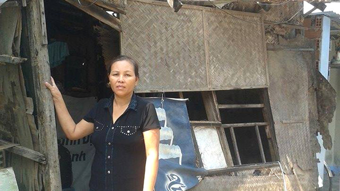 Ngôi nhà rách nát, cheo leo trên dốc núi là nơi cư ngụ của gia đình bà Đoàn Thị Nhơn gần 20 năm nay. Ảnh: Hoài Văn