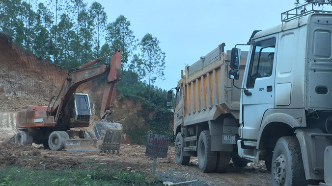 Xe tải hạng nặng ngang nhiên vào ra chở đất