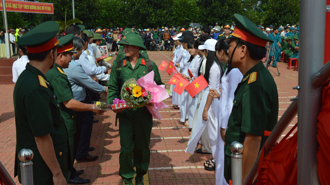 1.300 thanh niên lên đường nhập ngũ