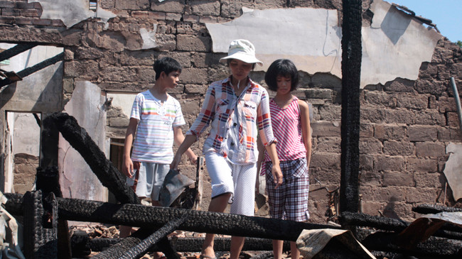 Ba mẹ con chị Hoa nhặt nhạnh những gì còn sót lại sau đám cháy