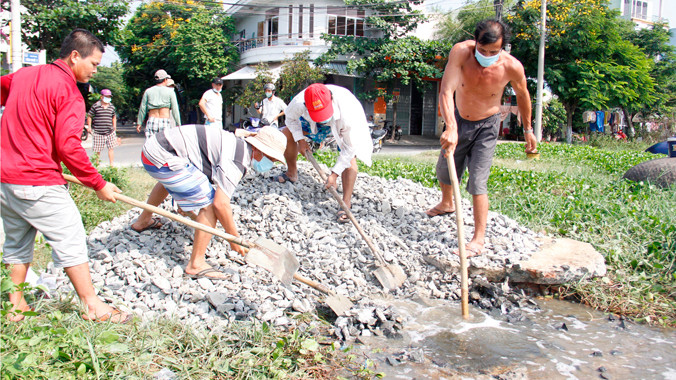 Không chịu nổi mùi hôi thối, người dân lấp cống xả thải của Trạm xử lý nước thải Phú Lộc