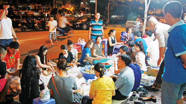 Những tấm lòng hảo tâm đang chung tay cho bữa cơm nhân ái. Ảnh: Ngô Tùng