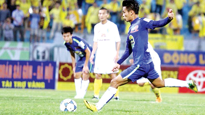 Hà Nội T&T (trắng) thắng ngoạn mục HAGL (xanh).