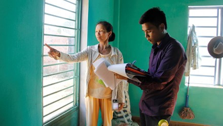 Đại diện Công ty giám định và tư vấn kĩ thuật Raco đã đến nhà các hộ dân để giám định lại các vết nứt do ảnh hưởng từ việc đánh mìn làm hầm dự án đường cao tốc Đà Nẵng - Quảng Ngãi. 