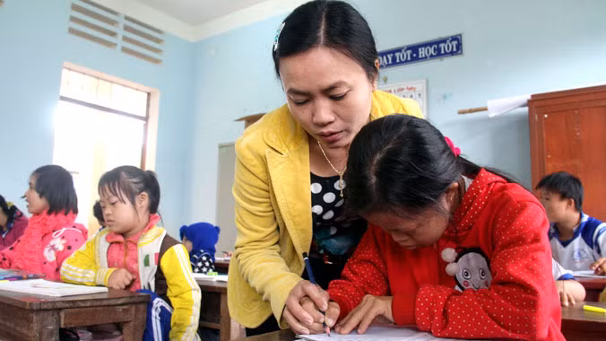 Cô Tâm hướng dẫn các em học bài. Ảnh: H. Văn