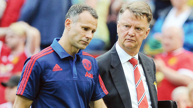 HLV Van Gaal (phải) vẫn ca ngợi các học trò dù M.U không có chiến thắng trên sân nhà. Ảnh: Dailymail