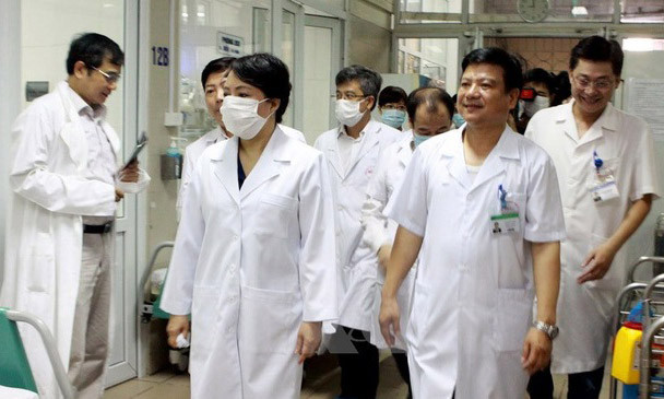 Bộ trưởng Bộ Y tế Nguyễn Thị Kim Tiến và đoàn giám sát tại Bệnh viện Bệnh Nhiệt đới Trung ương (Hà Nội). (Ảnh: Dương Ngọc/TTXVN)