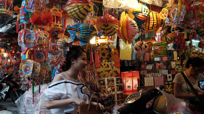 Đèn lồng Việt được bày bán nhiều ở mặt tiền nhiều cửa hàng trên phố Hàng Mã (Hà Nội)