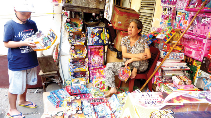 Tràn ngập đồ chơi Trung Quốc không kiểm định chất lượng. Ảnh: Quỳnh Nga