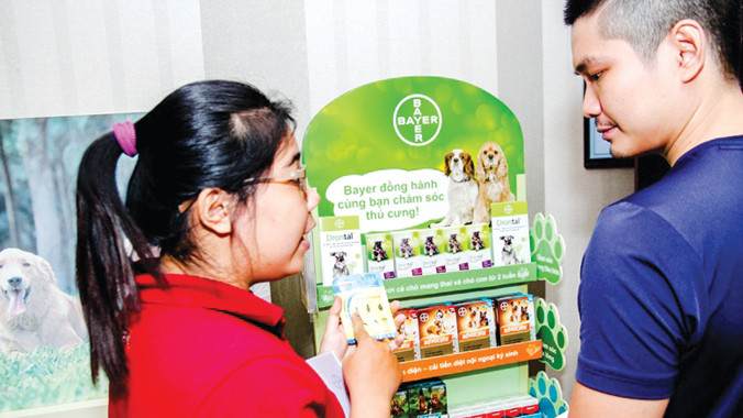 Khách mời tìm hiểu thông tin về giải pháp chăm sóc thú cưng của Bayer tại hội thảo