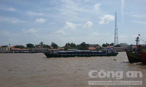 400 tấn gạo "bốc hơi" khỏi chiếc xà lan. Ảnh: Công an TP.HCM.