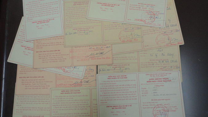 Những giấy xác nhận hiến máu tình nguyện của anh Hậu