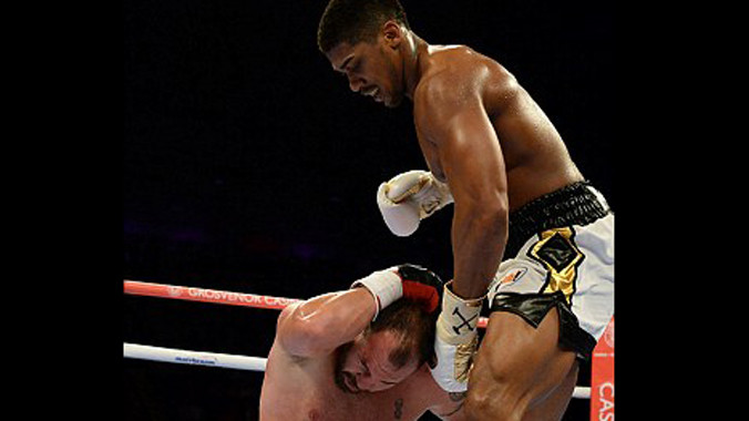 Anthony Joshua (phải) đấm ngã Jason Gavern chỉ sau 3 hiệp. Ảnh: Getty Images