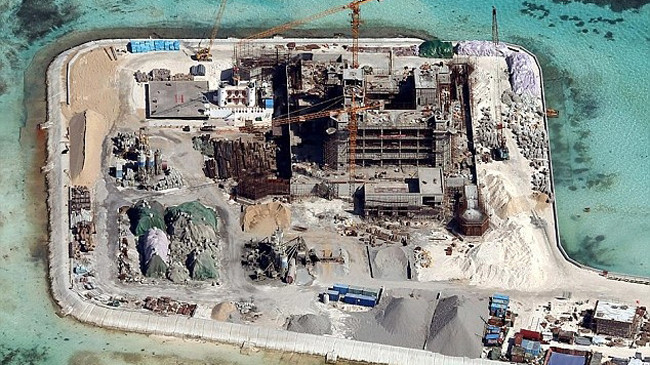 Trung Quốc đang xây bồi đắp, xây đảo nhân tạo với tốc độ chóng mặt. Ảnh: IHS