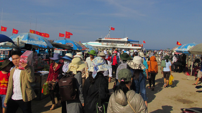 Cầu cảng tấp nập du khách