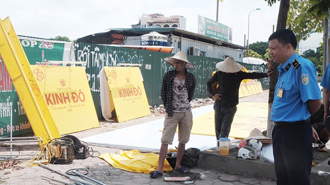 Do không có giấy phép nên ki-ốt bánh Trung thu Kinh Đô trên vỉa hè phố Trần Thái Tông đã bị Thanh tra giao thông tháo dỡ ngày 24/8. Ảnh: Trần Hoàng