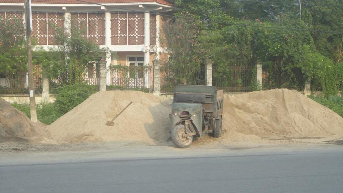 Chiếm dụng lề đường buôn bán nguyên vật liệu 