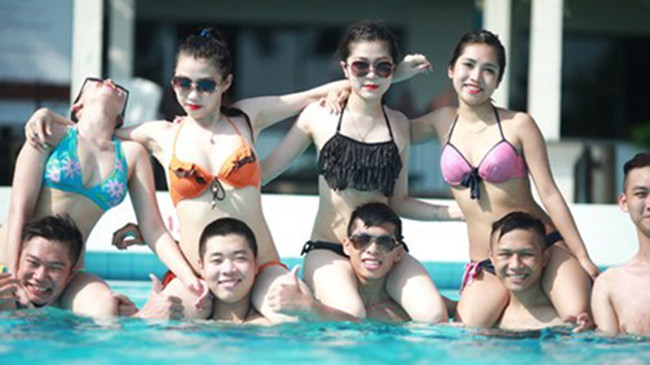 Hình ảnh được cho là của nam nữ sinh một trường THPT ở Hà Nội chụp lưu niệm mùa ra trường 2015. Nguồn: laodong.com.vn