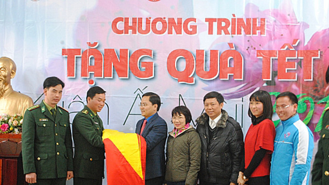 Bí thư TƯ Đoàn tặng 1 trong số 120 lá cờ 54m2 cho Đồn Biên phòng Lũng Cú. Ảnh: duy ngợi