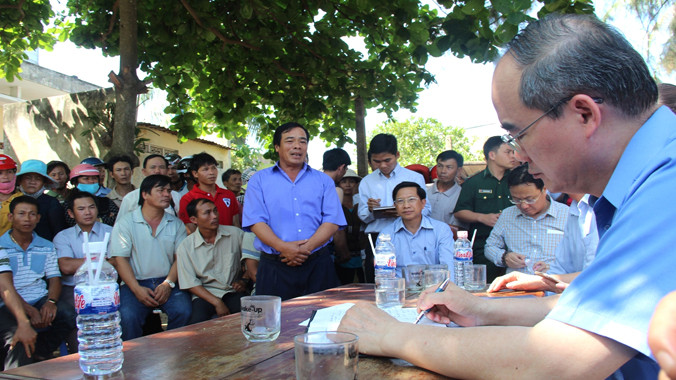 Chủ tịch Ủy ban T.Ư MTTQ VN Nguyễn Thiện Nhân trao đổi cùng các ngư dân Hoài Nhơn, Bình Định. Ảnh: H. Văn