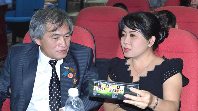 Phóng viên hỏi ông Tuấn về thư mời in phản cảm.