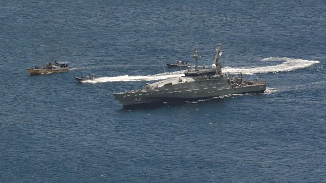 Tàu hải quân Úc chặn tàu chở người tị nạn năm 2013. Ảnh: Getty Images