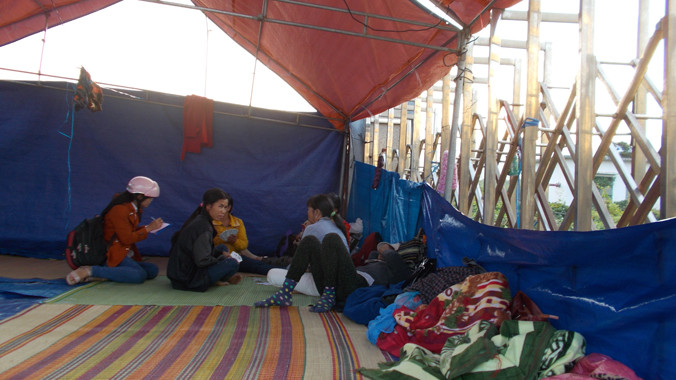 Người dân vẫn túc trực ở cổng nhà máy cồn Ethanol Đại Tân. Ảnh: Nguyễn Trang