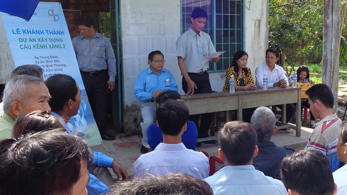 Ông Trương Trọng Thể, Chủ tịch UBND xã An Minh Bắc cùng bà con chia sẻ niềm phấn khởi khi đón nhận cầu Kênh Xáng 2