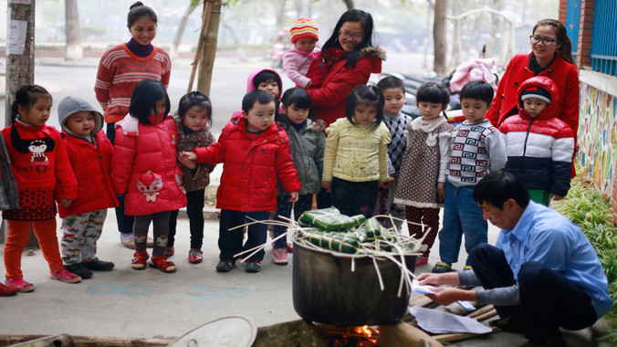 Nhiều gia đình thành phố thuê dịch vụ gói bánh chưng tại nhà . Ảnh: P.V