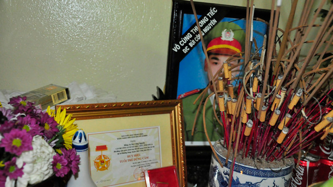 Di ảnh và Huy hiệu “Tuổi trẻ dũng cảm” của Thượng úy Bùi Công Nguyên.