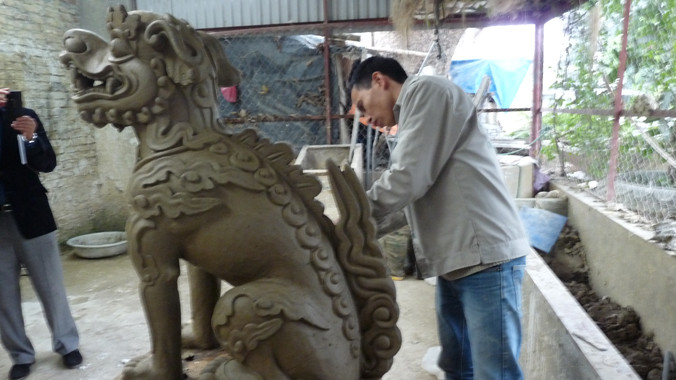  Nghệ sỹ Văn Vũ tạo tác mẫu bằng đất sét mô phỏng nghê Việt thế kỷ XVII ở đền vua Lê. Ảnh: Anh Phạm