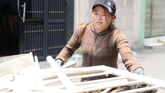 Hằng ngày chị Hồng vừa đi mua ve chai vừa chờ đợi điện thoại của công an gọi đến. Ảnh: Ngô Bình