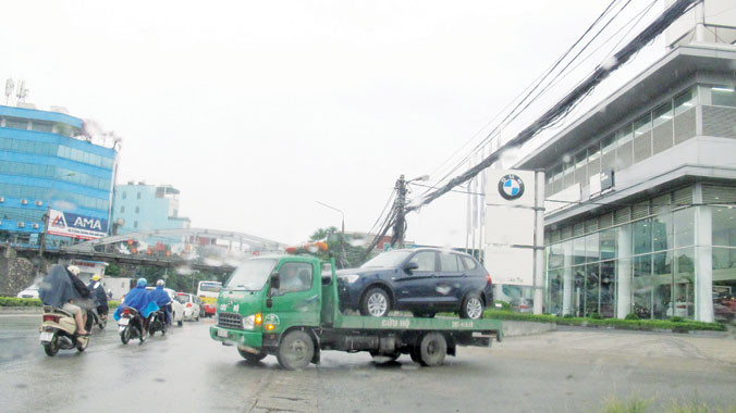 Xe cứu hộ hoạt động trá hình có nguyên nhân từ kẽ hở của pháp luật (Trong ảnh: Xe cứu hộ của Cty Phương Anh chở xe BMW mới trên đường Nguyễn Văn Cừ - Hà Nội) Ảnh: Mỹ Duyên