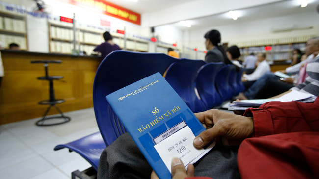 Người dân Hà Nội làm thủ tục hưởng bảo hiểm. Ảnh: Ngọc Châu