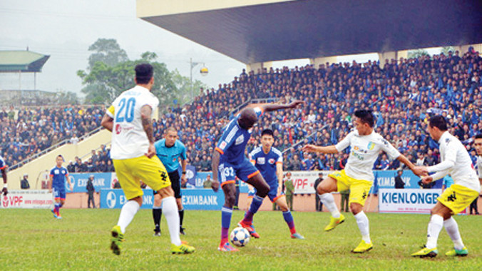  Quảng Ninh (áo xanh) và Hà Nội T&T