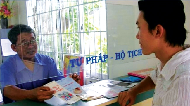 Bộ phận Tư pháp - Hộ tịch một phường ở TPHCM vận động người dân không hút thuốc lá trong đám tang, đám cưới khi họ đến làm thủ tục khai tử, kết hôn, khai sinh… Ảnh: Quốc Ngọc