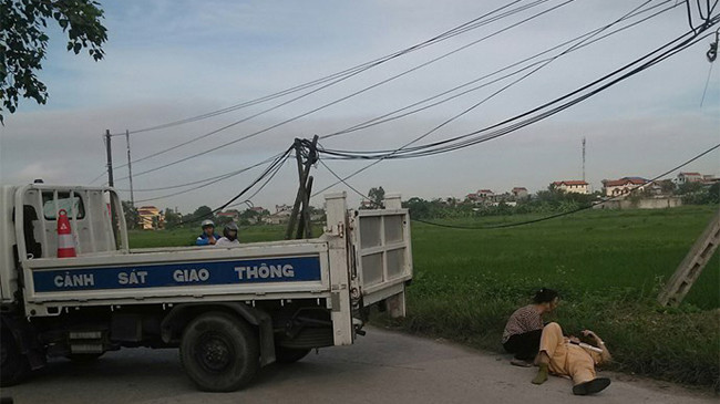 Chiếc xe chuyên dụng của CSGT nằm ngang đường. Ảnh người dân cung cấp.