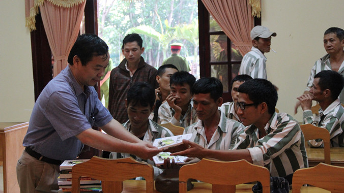 Trao tặng sách cho tù nhân. Ảnh: Tư liệu