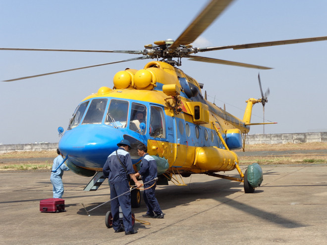 Lính thợ không quân nhận máy bay để bảo dưỡng, sửa chữa. Ảnh T.Đ