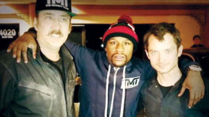 Mayweather (giữa) khoe ảnh chụp cùng Nicolas Cage (trái) khi ngôi sao Hollywood đến cổ vũ cho võ sỹ người Mỹ ở phòng tập
