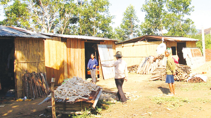 Các hộ dân về nơi ở mới dựng nhà sống nhờ vào sự đùm bọc của người dân 