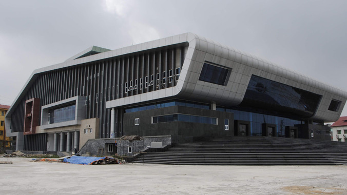 Nhà hát huyện Đan Phượng được đầu tư hơn 117 tỷ đồng, cơ bản đã hoàn thành nhưng chưa thể bàn giao do thiếu thiết bị. Ảnh: Hà Anh