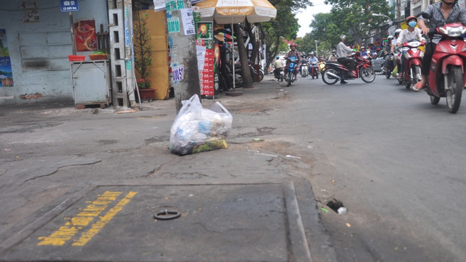 Hơn 120 nắp cống được in dòng chữ “Đừng bỏ rác ở đây, rác làm tắc cống gây ngập nước”