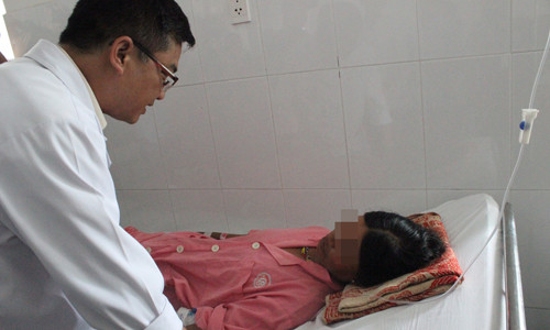 Bệnh nhân điều trị rắn cắn tại Khoa Bệnh Nhiệt đới, Bệnh viện Chợ Rẫy ngày 25/6. Ảnh: Vnexpress 