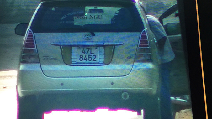 Thượng úy Nam mượn xe lái đi nhận hối lộ, bị ông Lợi quay video và ghi âm