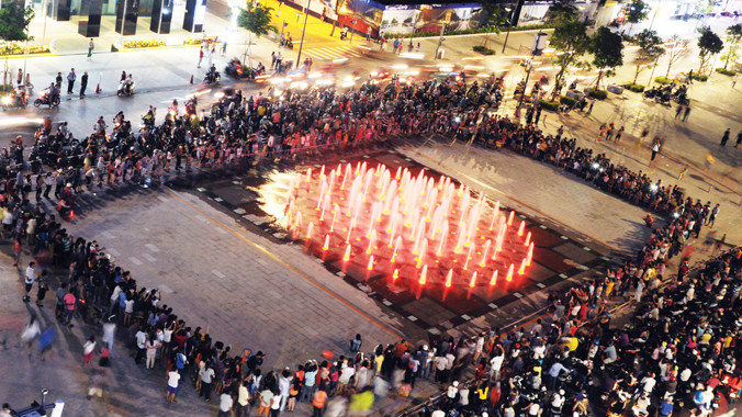 Quảng trường đi bộ Nguyễn Huệ thu hút sự quan tâm đặc biệt không chỉ người dân TPHCM mà cả những người ở địa phương khác với sự hiện đại mang tầm thế giới. Ảnh: Việt Văn