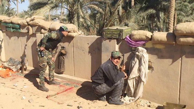 Dân quân Iraq giao chiến với IS tại tỉnh Anbar. Ảnh: Getty Images