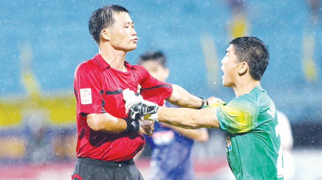 Thủ môn Minh Nhựt phản ứng quyết định thổi phạt 11m của trọng tài Đình Thịnh trong trận HA.GL thua Hà Nội T&T 0 - 2 ở tứ kết cúp Quốc gia. Ảnh: VSI