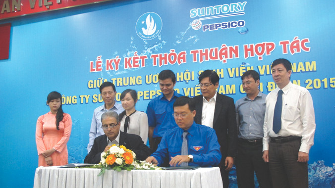 Ông Shekhar Mundlay - Tổng Giám đốc Công ty Suntory PepsiCo Việt Nam và ông Lê Quốc Phong - Chủ tịch Hội SVVN ký kết thỏa thuận hợp tác